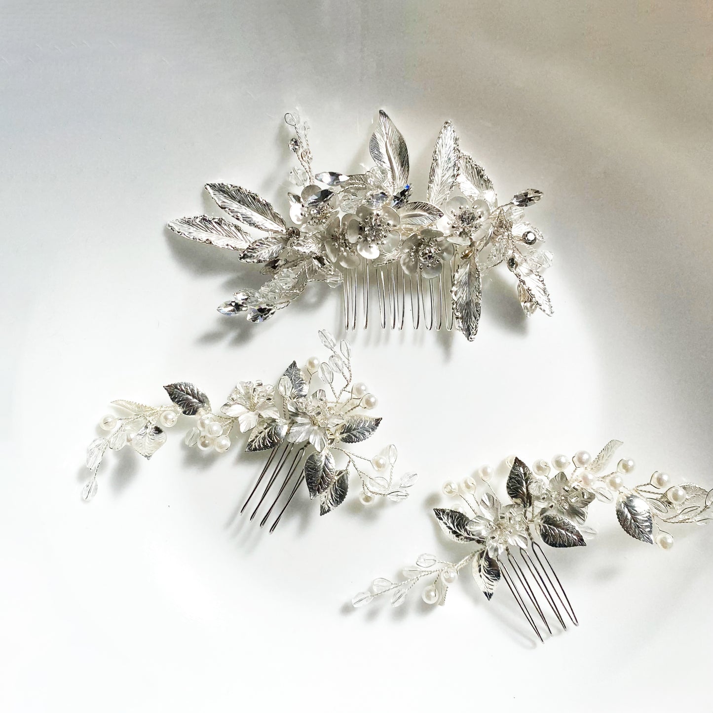 L230805  (預訂) 銀色小花葉子拼水晶白珠髮簪 (3 件套裝) ; Silver leafs with crystal & pearl hair pins (set of 3)