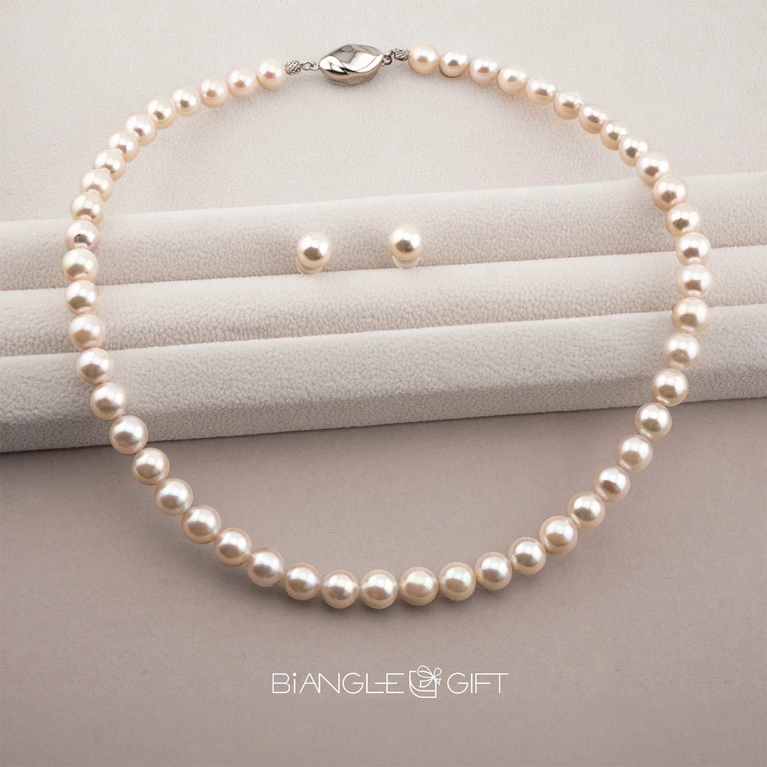 The uniquely rare, sparkling, and translucent pale pink pearls of AKOYA, are a timeless and everlasting style. AKOYA 淡粉紅色特別稀有，光澤晶瑩剔透，長青款式永垂不朽，適合送禮 / 自用的傳統套裝。