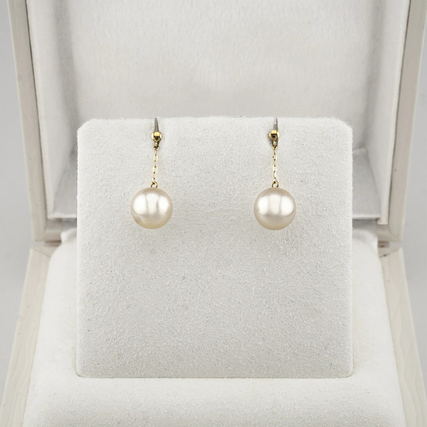 Featuring 9mm natural AKOYA pearls and 18K gold earrings. 18K金垂吊天然亮白AKOYA珍珠 ，稀有 9mm 在耳垂邊份外亮麗動人。