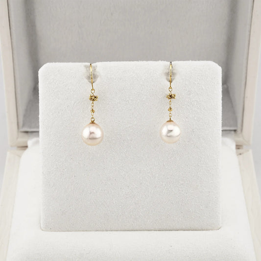 Japan AKOYA pearls earrings with 18K gold hooks. 日本製  18K金垂吊天然亮白AKOYA珍珠 ，小巧掛耳款式嬌美動人。